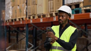 Lojistik merkezde çalışan işçiler paketleri tam olarak tarıyor, envanter doğruluğu ve verimli yönetim sağlıyorlar