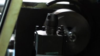 Güçlü endüstriyel torna titizlikle metali şekillendiriyor, modern üretim süreçlerinin hassasiyetini ve verimliliğini vurguluyor