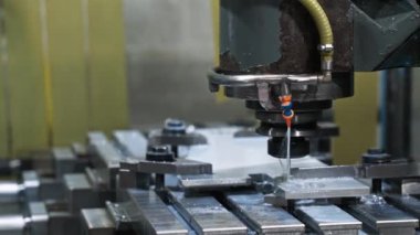 Endüstriyel makineler metal parçaları keserken soğutucu spreyler üretim sürecinde hassasiyet ve verimlilik gösteriyor.