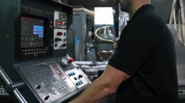 Makinist, üretimdeki hassasiyet ve beceriyi gösteren bir cnc makinesi kullanıyor.