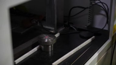 Mühendis, imalat sürecinde kalite kontrolünün sağlanması için, bir fabrika ortamında teftiş için özel bir prototip yerleştiriyor.