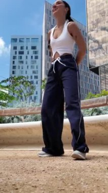 Dinamik dansçı değişken bir performans sergiliyor, şehir manzarasına karşı anlamlı hareketler sergiliyor, tutkulu ve enerjik bir tarzla çağdaş dans yeteneği sergiliyor.