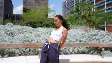 Canlı şehir parkı, tutkulu modern dans hareketi ile yaratıcı enerjisini ifade eden dinamik kadın dansçılar için sahne haline geliyor.