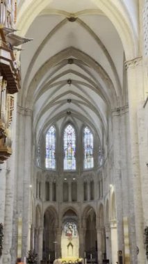 Belçika, Nivelles 'deki kolej kilisesinin iç manzarası mimari ayrıntıları ve vitray pencereleri gösteriyor.