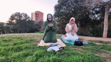 Müslüman kadınlar, Ramazan 'da çimenli parklarda birlikte namaz kılıyor, ruhani bağlantılarını ve huzur dolu bağlılık anlarını paylaşıyorlar.