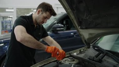 Profesyonel tamir atölyesinde detaylı motor tanılama ve onarım çalışmaları yapan yetenekli bir otomotiv teknisyeni.