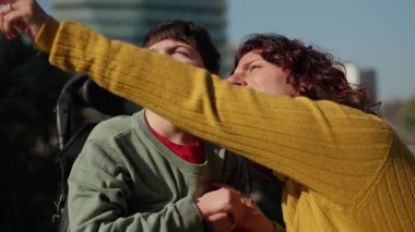 Anne derin bir duygusal bağ kuruyor. Oğluna nazikçe destek oluyor. Açık hava oyunlarında, koşulsuz sevgi ve aile bağını somutlaştırıyor.