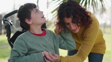 Özürlü bir çocukla annesi arasındaki duygusal yakınlık anları ilişkilerindeki gücü ve sevgiyi vurguluyor.