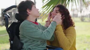 Bir anne ve özürlü oğlu arasındaki özenli sevgi ve özen, birlikte dışarıda değerli vakit geçirmenin tadını çıkarıyor.