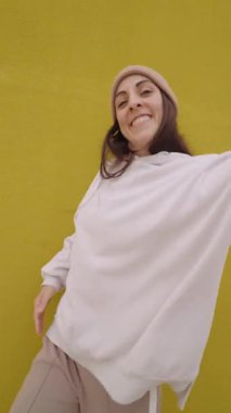 Enerjik bayan dansçı çeşitli hip hop figürleri sergiliyor, dinamik tarzını ve dans tutkusunu gözler önüne seriyor.
