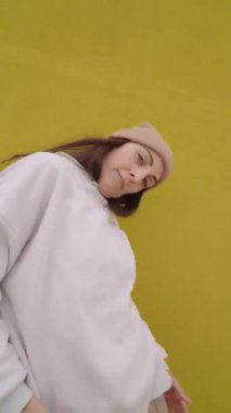 Enerjik hip hop dansçıları canlı sarı bir zemin üzerinde çeşitli hareketler sergiliyor, ritim ve stili ifade ediyor.