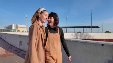 Sevgi dolu lezbiyen çift hassas anlarını paylaşıyor, güneşli havada güneşli bir günün tadını çıkarırken tutkuyla sarılıp öpüşüyor, gerçek bir bağ ve mutluluğu ifade ediyorlar.
