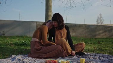 İki kadın romantik bir piknikten zevk alır. Doğanın huzuru içinde sevgi ve bağlarını paylaşırlar.