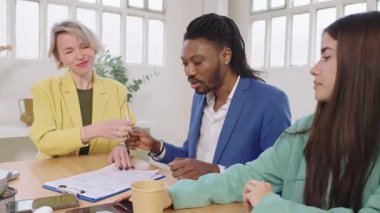 Finansal danışmanlar, sözleşmeli evraklarda genç bir çifte yardım, rehberlik ve destek öneriyorlar.