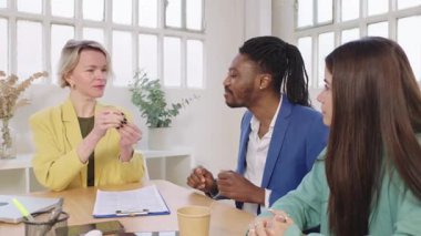 Yatırım seçeneklerini bir çifte sunan mali danışman, potansiyel faydaları ve riskleri tartışıyor