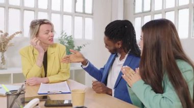 Finansal danışman başarılı iş toplantısını tamamlıyor, profesyonel ofis ortamında sözleşme imzaladıktan sonra müşterilerle tokalaşıyor