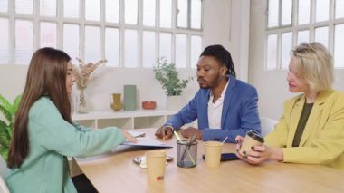 Yatırım planını müşteriye sunan mali danışmanlar, strateji tartışmaları ve soruları yanıtlayanlar