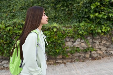 Öğrencilerin dışarıda sırt çantasıyla dolaşması, yerleşim alanlarında doğanın tadını çıkarması, günlük kıyafetler giymesi.