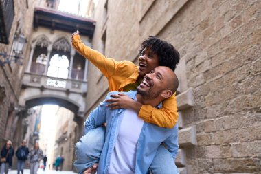 Mutlu turistler Barselona 'ya, Gotik Mahalleye gidiyor, tatilin tadını çıkarıyor ve eğleniyorlar.