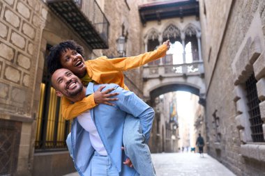 Mutlu turistler yaz tatilinde Barselona Gotik Bölgesi 'nde eğleniyorlar.