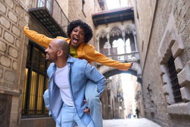 Barselona 'da tatilin tadını çıkaran mutlu turistler Gotik Mahallenin büyüleyici sokaklarını keşfediyorlar.