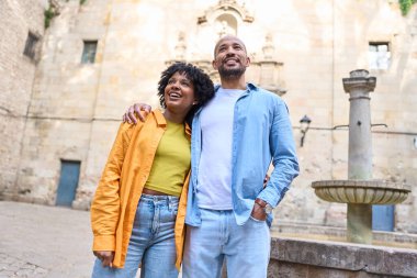 Barselona 'daki Gotik Mahalle' nin mimarisine hayran olan mutlu turistler, yaz tatillerinde çeşmenin yanında.