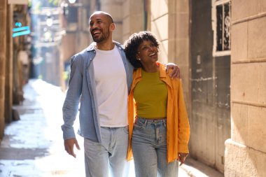 Mutlu çift el ele yürüyor, neşeli Barselona, İspanya 'da tatillerinin tadını çıkarıyorlar, büyüleyici dar sokaklar ve zengin kültürlerle çevrili.