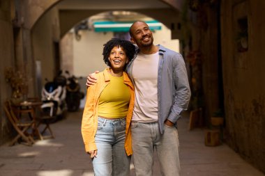 Mutlu çift Barselona 'nın resimli sokaklarında geziniyor, tatillerinin tadını çıkarıyor ve saklı mücevherleri keşfediyor.