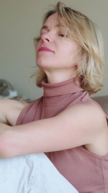 Negatif duygular yaşayan bir kadın, ağır çekimde ağır çekimde ham zihinsel sağlık mücadelesini yakalayan etkileyici yüz hareketleriyle psikolojik sıkıntısını açığa çıkarıyor.