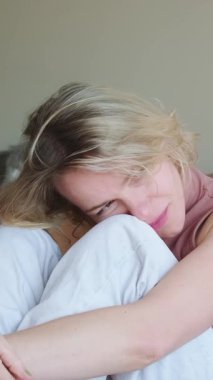 Hassas kadın yoğun duygusal durumlar yaşıyor, yavaş çekimde nüanslı yüz ifadeleriyle derin psikolojik sıkıntılar yaşıyor.