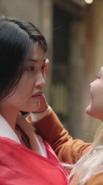 Yumuşak sesli yavaş çekim çerçeveleri iki kadın arasında derin duygusal bir bağ olduğunu ortaya koyuyor. Gerçek şefkat ve karşılıklı şefkat ile hassas bir anı paylaşıyorlar.