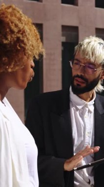 İş adamları dışarıda stratejik tartışmalara girişiyor, yavaş çekim etkileşimi sırasında işbirlikçi enerjiyle fikir alışverişinde bulunuyorlar.