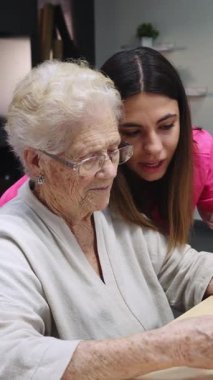 Genç hemşire bu iç açıcı ağır çekim videosunda yaşlı bir kadının ilaçlarını almasına yardım ediyor.