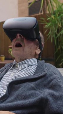 VR kulaklık takan son sınıf öğrencisi yavaş çekimde sanal gerçekliği tecrübe ediyor ve teknolojinin tadını çıkarıyor.