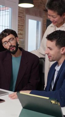 İş adamları bir proje üzerinde işbirliği yapıyor, stratejileri tartışıyor ve modern ofis ortamında fikirleri paylaşıyorlar. Yavaş çekim onların etkileşiminin detaylarını geliştirir