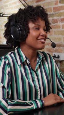 Dost canlısı operatör kulaklık takıyor çevrimiçi müşteriye yardım ediyor, destek veriyor ve soruları cevaplıyor