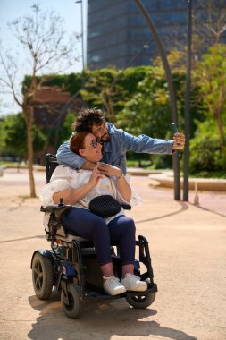 Dostlar parkta bir anı yakalıyor.