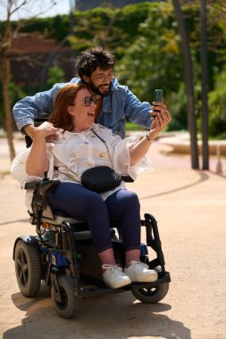 İki arkadaş selfie çekiyor, neşe ve bağı kucaklıyor.