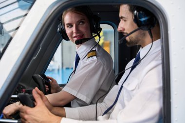Uçuş simülatörünün kokpitinde eğitim gören iki pilot bir uçağı uçurmayı öğreniyor.