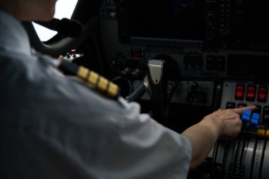 Havacılık okulunda uçuş eğitimi sırasında pilot pilot pilot pilot pilot kokpitin içini kontrol ediyor.