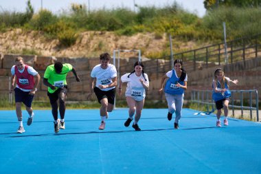 Kararlı sporcular coşkulu mavi bir pistte hızla koşuyor zafer ve başarı için heyecan verici bir yarışta limitlerini zorluyorlar.