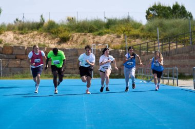 Altı sporcu güçlü bir mavi koşu pistinde koşuyor, limitlerini zorluyor ve yoğun bir yarışta zafer için yarışıyorlar.