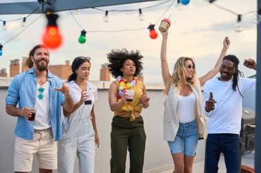 Çok ırklı beş arkadaş çatıda gülüyor ve dans ediyor. Titreşimli bir yaz akşamında sicim ışıkları altında içkilerin tadını çıkarıyorlar.