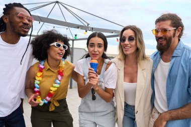 Bir grup farklı arkadaş çatıdaki bir partide karaoke yapıyor. Müziğin ve boş zamanların tadını çıkarıyorlar.