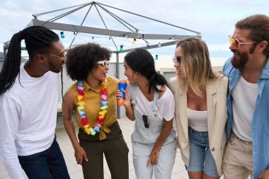 Bir grup farklı arkadaş çatıdaki bir partide karaoke yaparak eğleniyor, müzik ve arkadaşlığın tadını çıkarıyorlar.