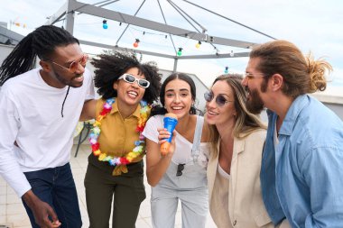 Beş neşeli arkadaş canlı bir çatı partisinde karaoke yapıyor, güneşi emiyor ve birlikte neşeli birlikteliklerini kutluyorlar.