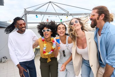 Beş neşeli arkadaş karaoke yapıyor ve çatıdaki bir partide gülüyorlar. Yaz havasının tadını çıkarıyorlar.