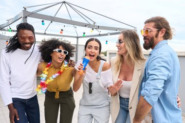 Bir grup farklı arkadaş çatıda kutlama yapıyor, karaokenin tadını çıkarıyor, neşeyle şarkı söylüyor ve birlikte unutulmaz anılar yaratıyorlar.