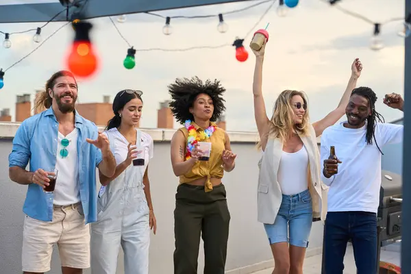 Çok ırklı beş arkadaş çatıda gülüyor ve dans ediyor. Titreşimli bir yaz akşamında sicim ışıkları altında içkilerin tadını çıkarıyorlar.