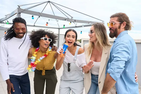 Bir grup farklı arkadaş çatıda kutlama yapıyor, karaokenin tadını çıkarıyor, neşeyle şarkı söylüyor ve birlikte unutulmaz anılar yaratıyorlar.